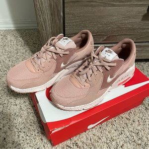 New, never worn Women’s Nike Air Max Excee Size 9.5